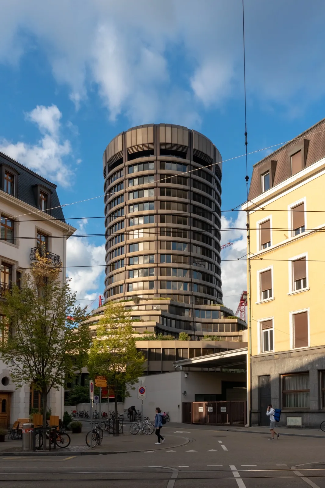 Die Fassade der SIX Swiss Exchange in Zürich mit Kursanzeigen, sinnbildlich für kotierte Unternehmen mit unterschiedlichen Rechnungslegungsstandards