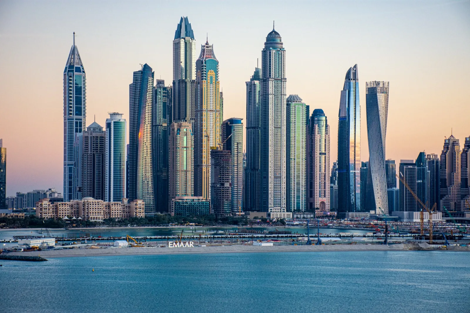 شاشة عرض إلكترونية كبيرة في بورصة تعرض أسعار الأسهم والمؤشرات المتحركة باللونين الأحمر والأخضر