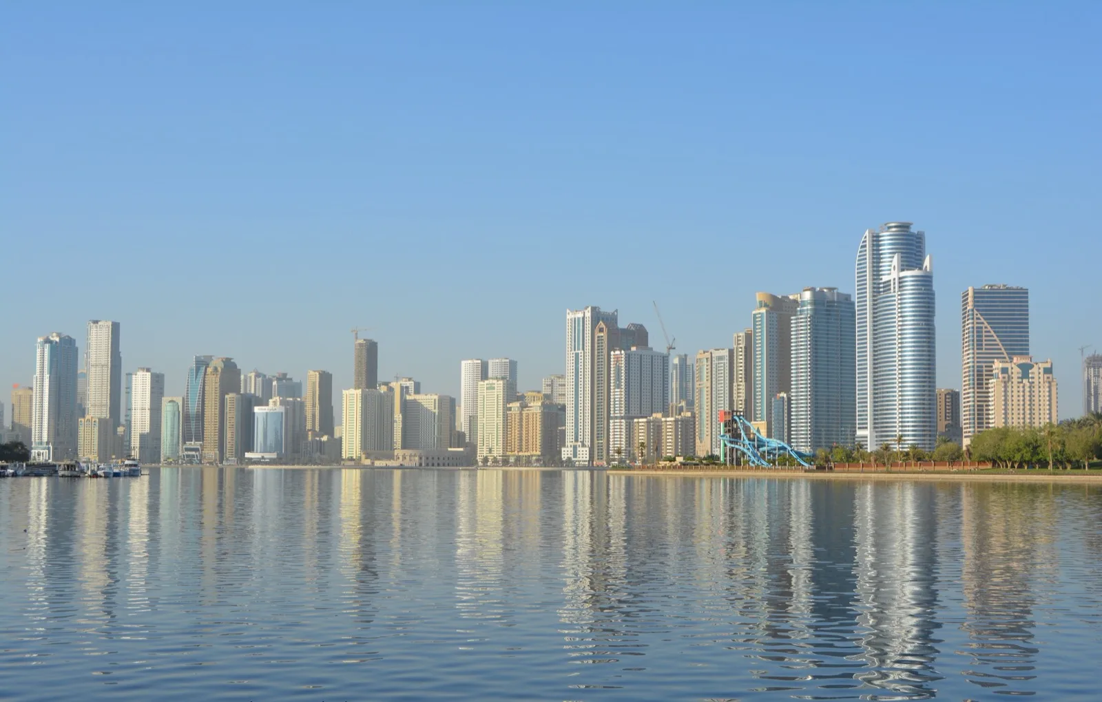 مقر بورصة في الإمارات مع شاشات تعرض بيانات أسعار الأسهم أثناء تداول أحد الاكتتابات العامة