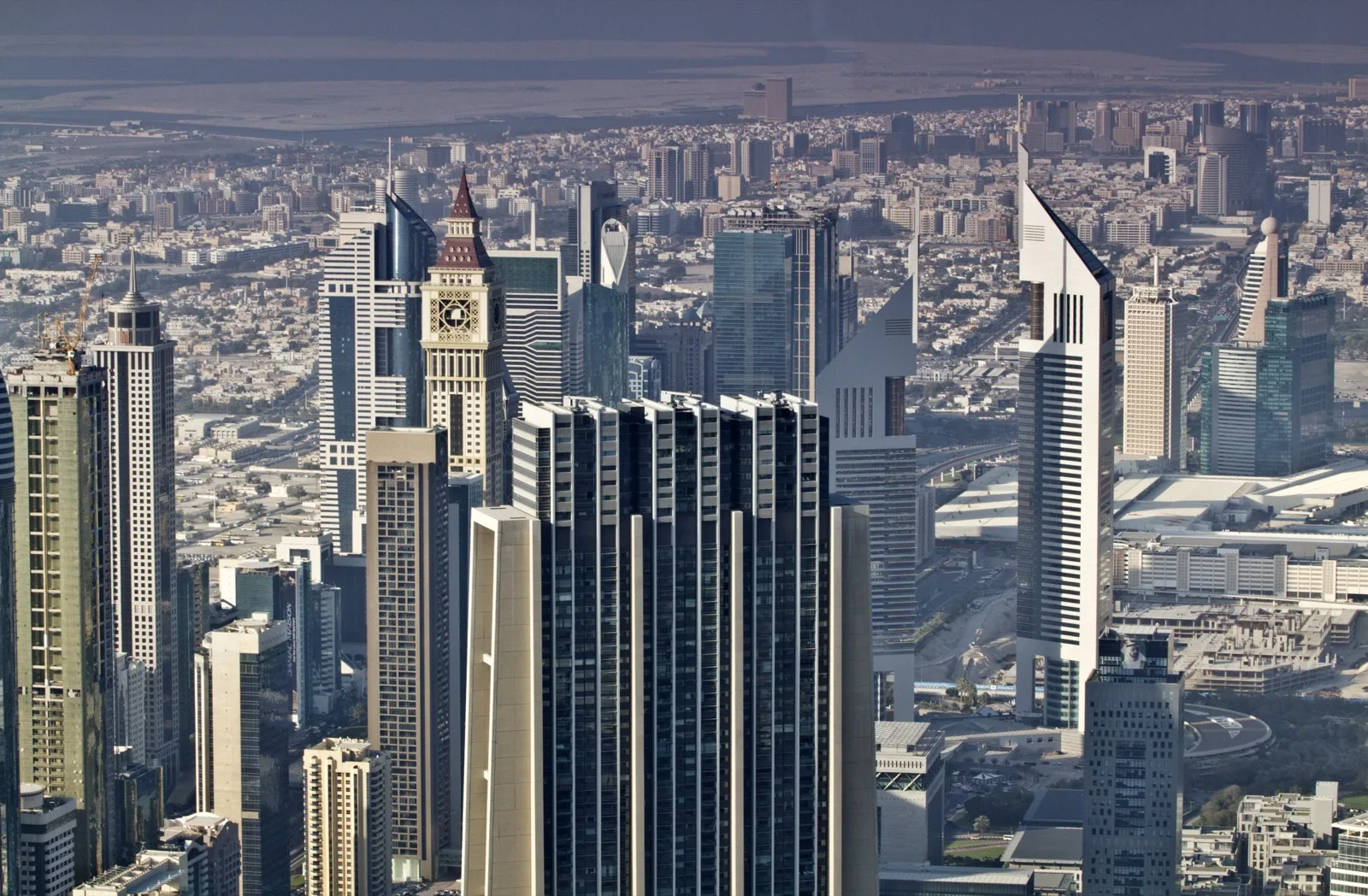 واجهة مبنى بورصة في الإمارات مع شاشة إلكترونية كبيرة تعرض أسعار وحركة تداول الأسهم